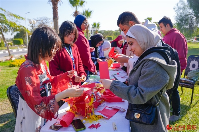 學(xué)生們踴躍參與中國文化體驗(yàn)活動。人民網(wǎng) 塔里克·易卜拉欣攝