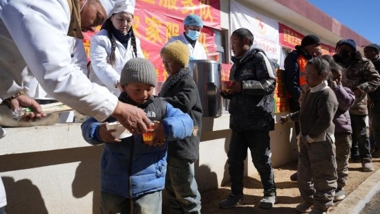 1月14日，廚師們正在給前來用餐的小朋友們打飯。新華社記者 邱星翔 攝