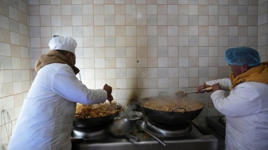 1月14日，服務隊的兩名廚師正在為村民們做午飯。新華社記者 邱星翔 攝