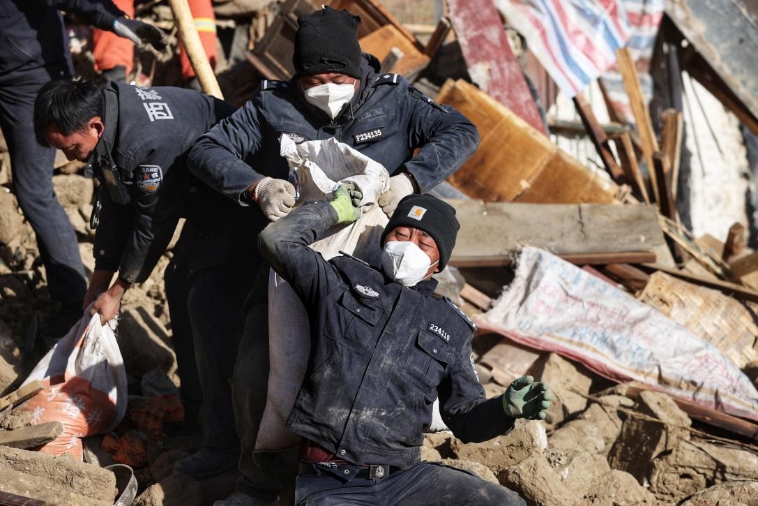 1月9日，定日縣長(zhǎng)所鄉(xiāng)古榮村，日喀則市公安局民警協(xié)助受災(zāi)群眾清理廢墟。 環(huán)球時(shí)報(bào)記者 崔萌攝