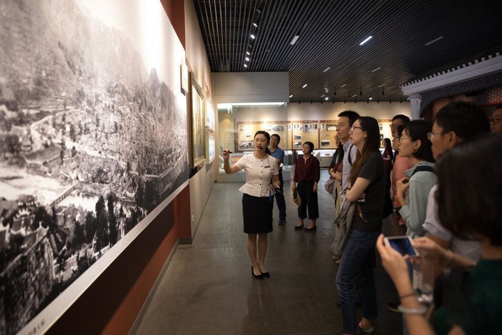 △參觀者在遵義會議紀念館聽取介紹。