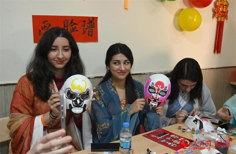 畫臉譜。人民網(wǎng)伊納斯·易卜拉欣攝