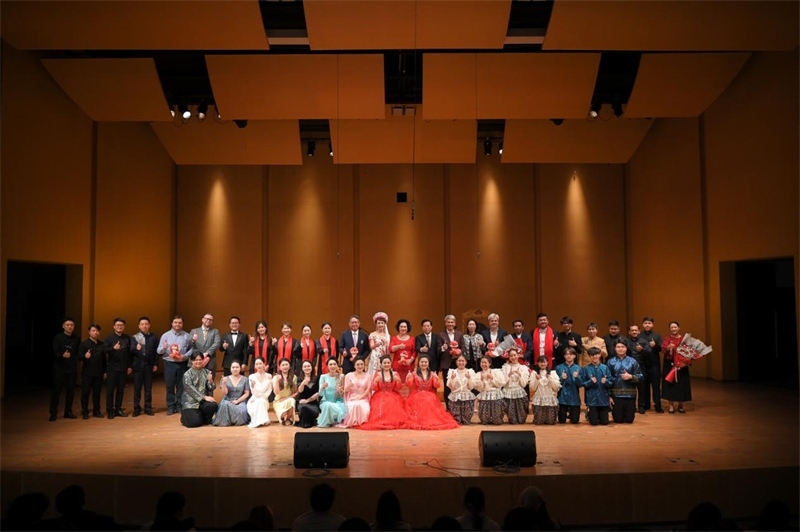 音樂(lè)會(huì)嘉賓與表演者集體合影?；顒?dòng)主辦方供圖