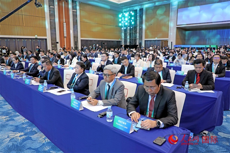 這是1月16日在南寧國際會展中心拍攝的“世界市長對話·南寧”活動現(xiàn)場。人民網(wǎng)記者 趙益普攝