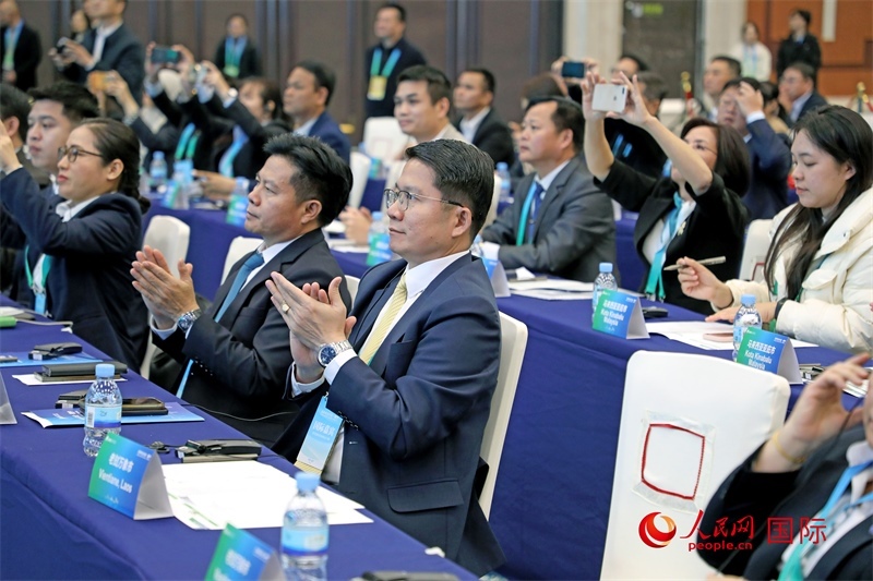 這是1月16日在南寧國際會展中心拍攝的“世界市長對話·南寧”活動現(xiàn)場。人民網(wǎng)記者 趙益普攝