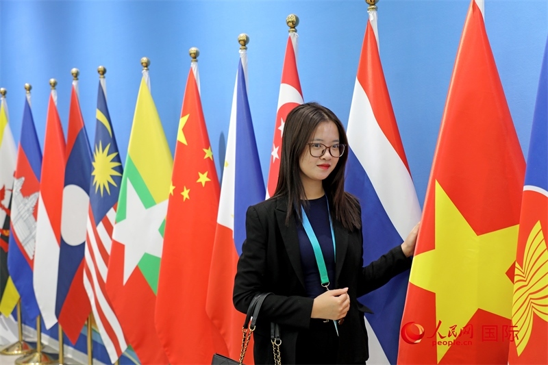 越南芒街市參會代表在南寧國際會展中心參觀。人民網(wǎng)記者 趙益普攝