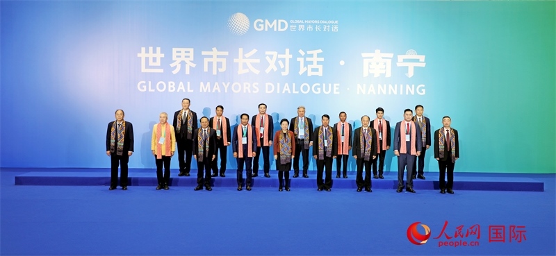 在南寧國際會展中心金桂花廳外，參加活動的中國和東盟國家市長合影留念。人民網(wǎng)記者 趙益普攝