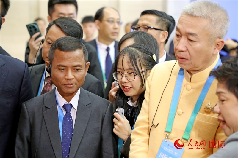 東盟國家市長在觀看、體驗南寧非遺展示。人民網(wǎng)記者 趙益普攝