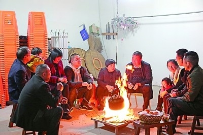 為討論蜜梨產(chǎn)業(yè)發(fā)展事宜，鸕鳥鎮(zhèn)開展“圍爐夜話”。資料圖片