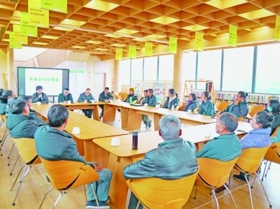 各種形式的民主協(xié)商議事會在余杭區(qū)落地生花。圖為黃湖鎮(zhèn)就共富工坊工作召開未來鄉(xiāng)村議事會。資料圖片