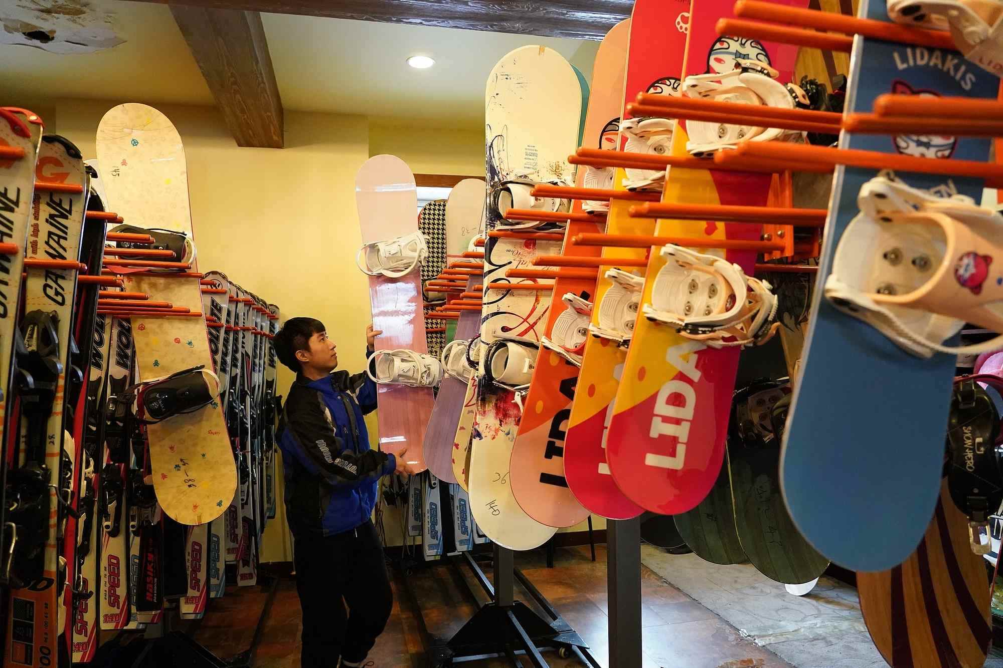 海拉爾滑雪場(chǎng)，工作人員在整理雪具