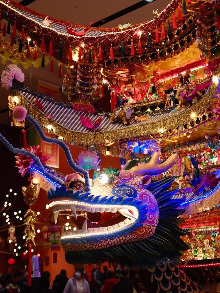 圖為“過年——春節(jié)主題展”中展出的浙江樂清首飾龍燈彩。