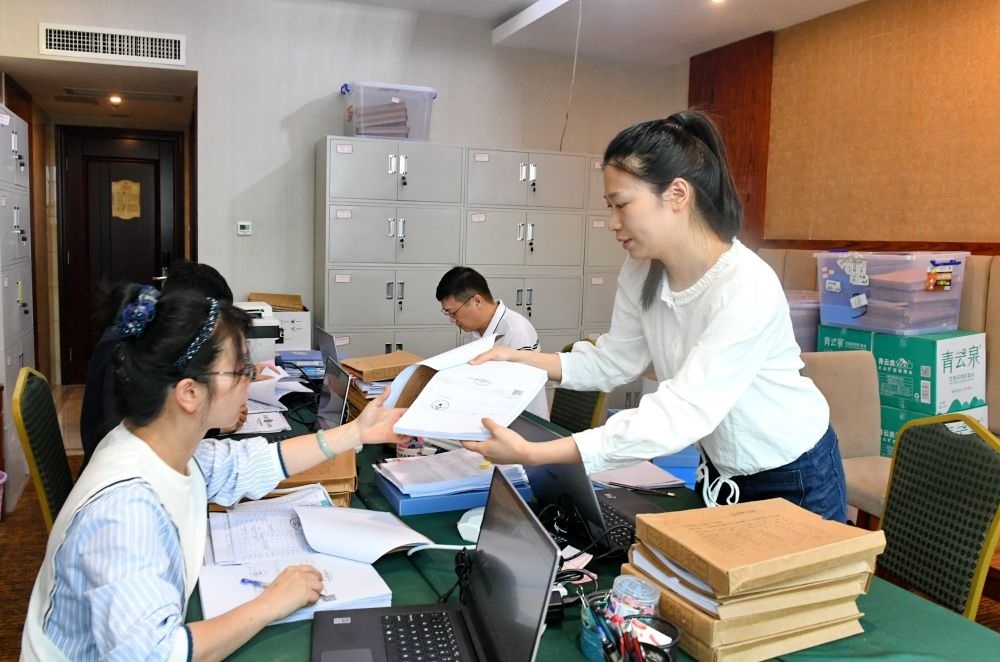 福州市委巡察機(jī)構(gòu)對(duì)全市法院系統(tǒng)開(kāi)展提級(jí)聯(lián)動(dòng)交叉巡察。在永泰縣駐地，巡察組工作人員查看財(cái)務(wù)憑證（2024年5月21日攝）。新華社記者 林善傳 攝