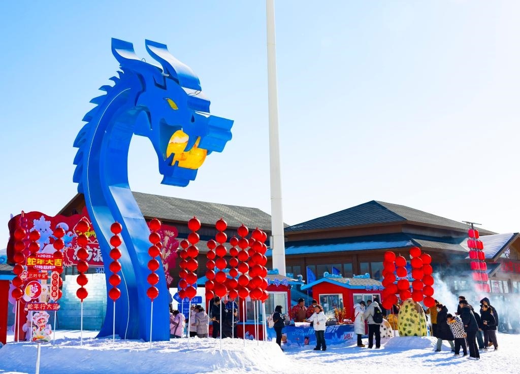 2025年1月，游客在遼寧錦州東方華地城海洋冰雪王國(guó)內(nèi)游覽。新華社發(fā)