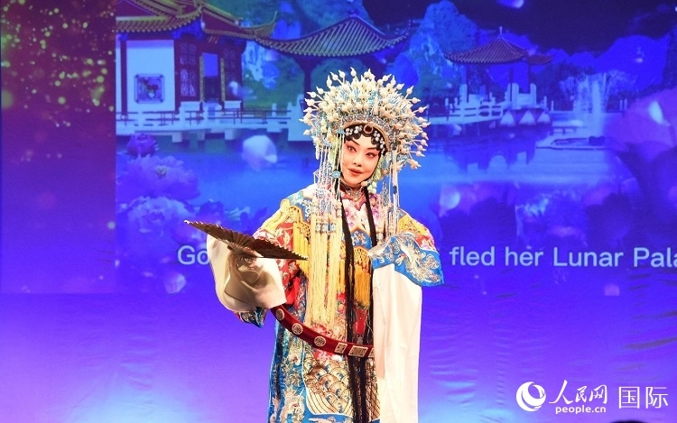 京劇經(jīng)典選段《貴妃醉酒》。人民網(wǎng)記者 殷淼攝