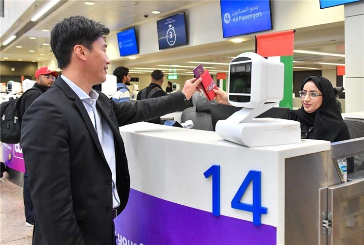 1月22日，迪拜免稅店聯(lián)合迪拜移民局向入境中國旅客贈送新年賀禮。迪拜移民局供圖