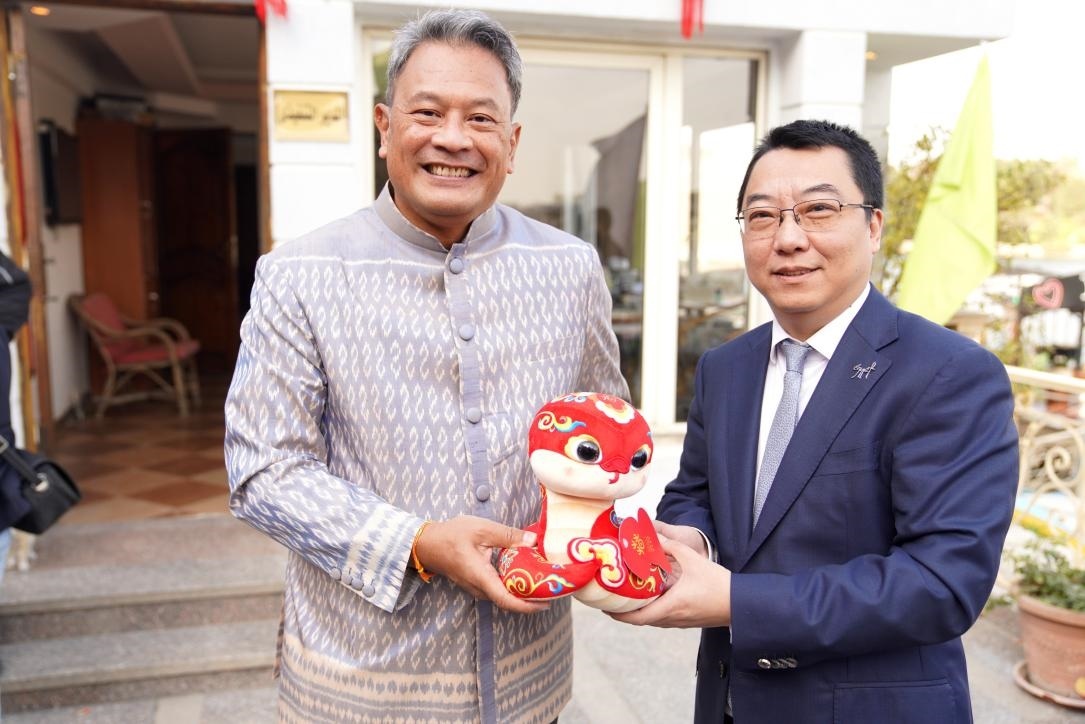 中國(guó)駐埃及使館參贊兼開羅中國(guó)文化中心主任張易向塔納瓦大使贈(zèng)送2025“歡樂春節(jié)”吉祥蛇。開羅中國(guó)文化中心供圖