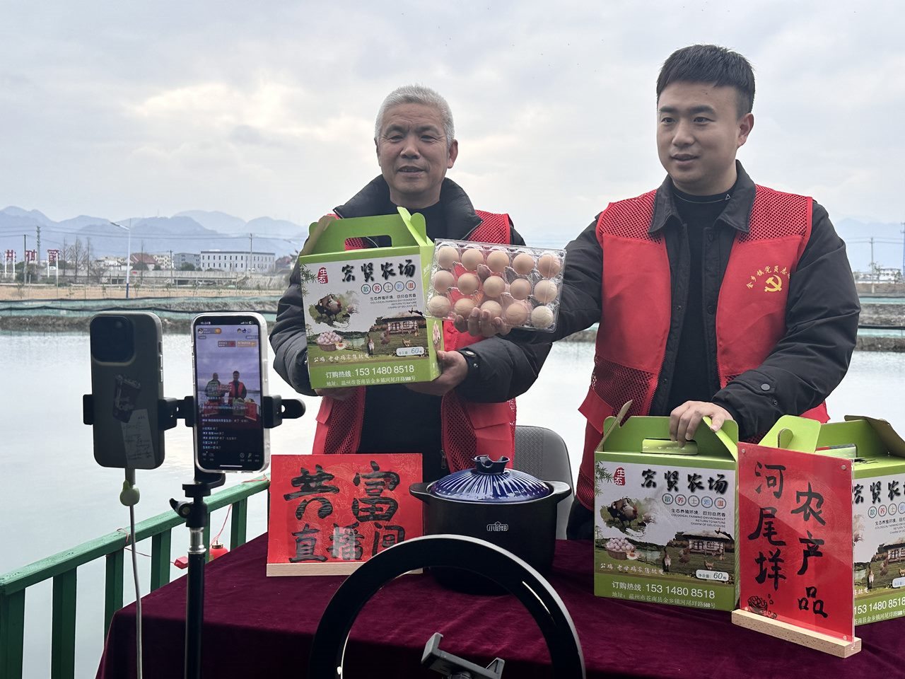 在蒼南金鄉(xiāng)鎮(zhèn)，永興、半浹連、河尾垟?shù)犬?dāng)年受災(zāi)的臨近村落，正連片建設(shè)美麗江南水鄉(xiāng)新景。圖為河尾垟村設(shè)在河邊的“共富直播間”。金鄉(xiāng)鎮(zhèn) 供圖