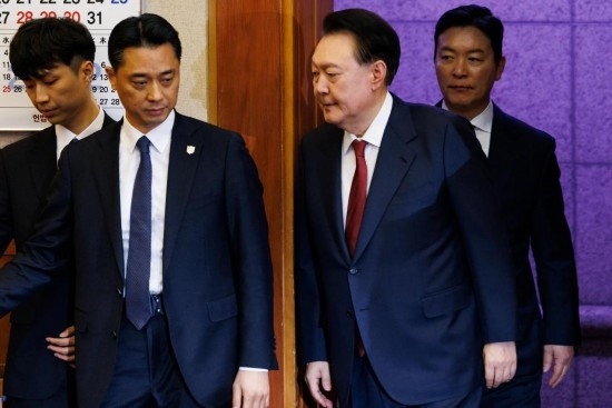  1月23日，尹錫悅（右二）在韓國首爾憲法法院出席總統(tǒng)彈劾案庭審。新華社發(fā)（Pool圖片，曹城凖攝）