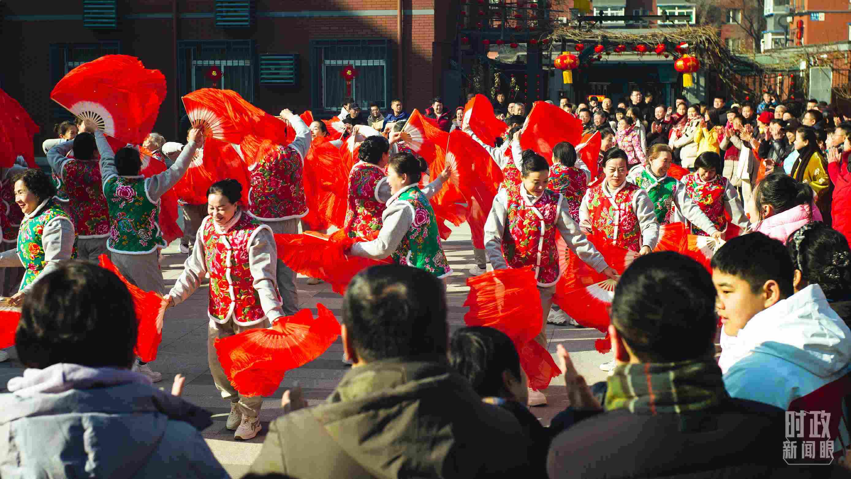 長安小區(qū)文化廣場上，居民們扭起歡快的秧歌。（總臺央視記者彭漢明拍攝）