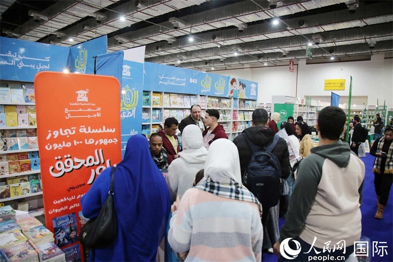 觀眾參觀書展展臺(tái)。人民網(wǎng)記者 黃培昭攝