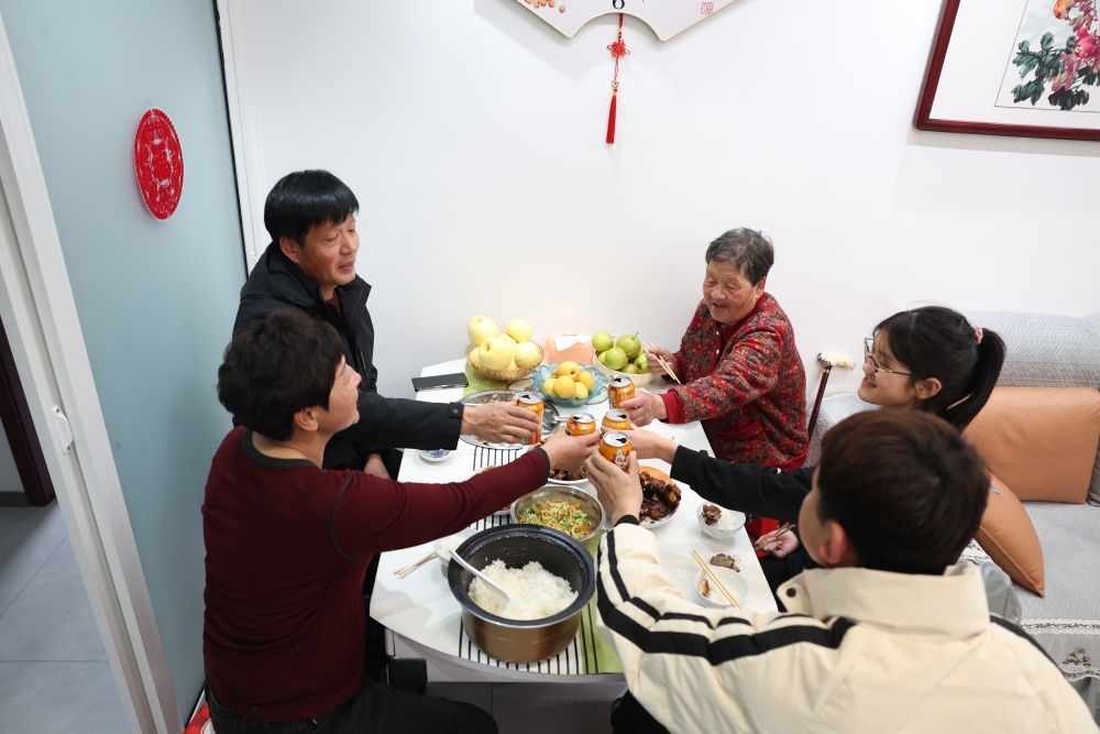 2025年1月22日，遼寧省葫蘆島市綏中縣祝家溝村村民朱西存一家在新房里。新華社記者姚劍鋒 攝