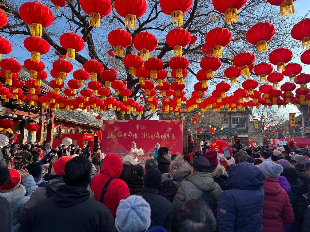 1月29日，市民游客在北京廠甸廟會(huì)感受濃濃年味。新華社記者 楊淑君 攝