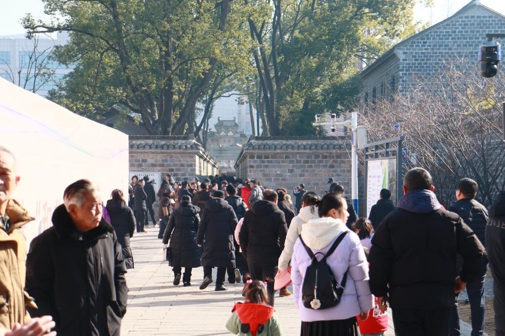 1月29日，游客在安徽省桐城市的六尺巷游覽。新華社記者 許諾 攝