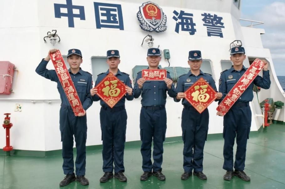 1月27日，中國海警海鷗艦執(zhí)法員們展示春聯(lián)福字，慶祝農歷春節(jié)。