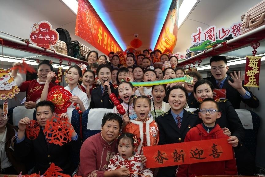 全體演職人員與旅客大合影。人民網(wǎng) 歐陽(yáng)易佳攝