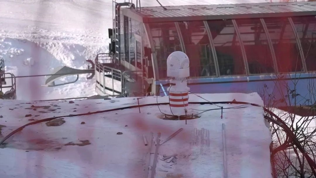 設(shè)在坡面障礙技巧和大跳臺雪道旁的激光測風雷達。氣象部門供圖