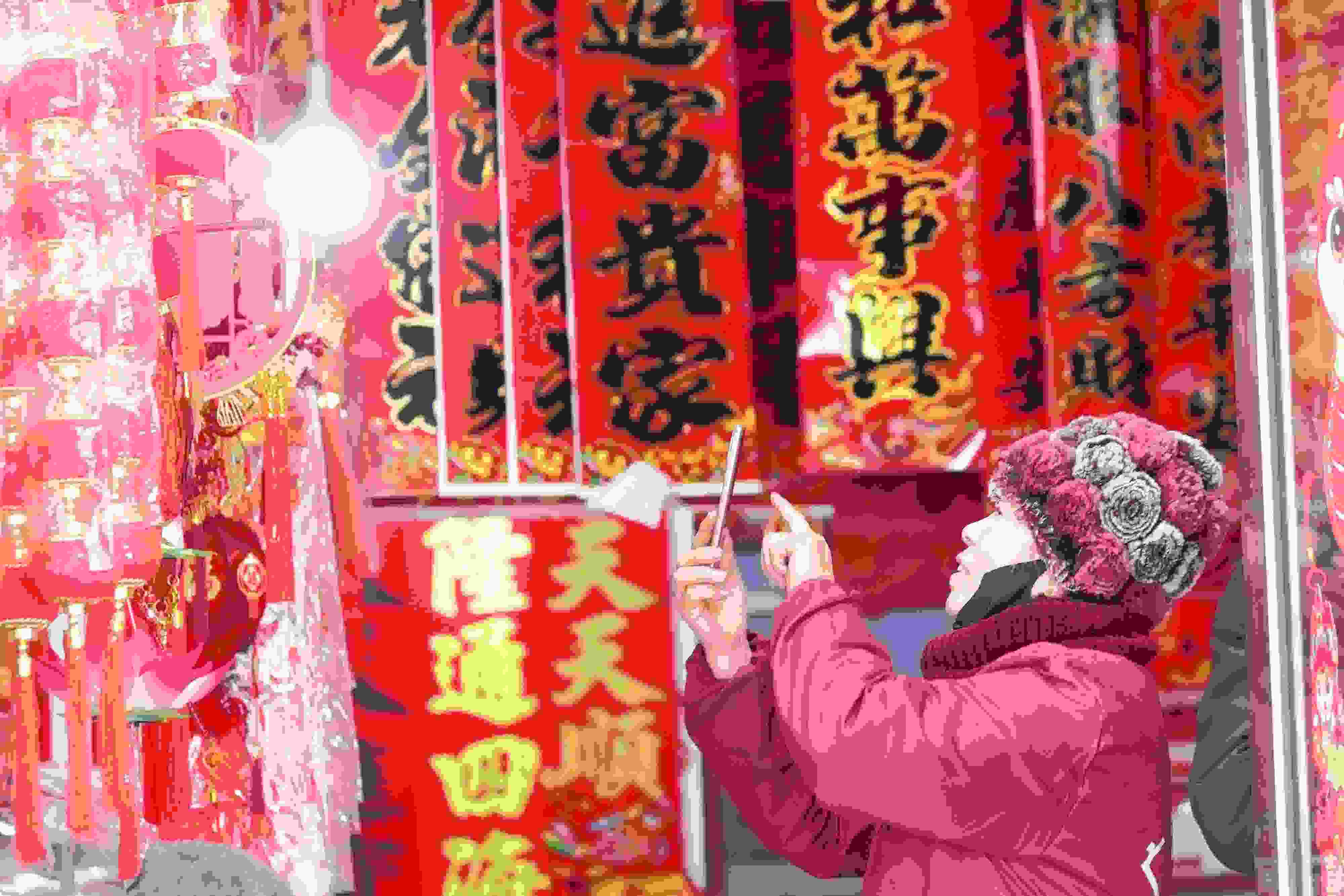 2025年1月5日，在山東省高密市夏莊鎮(zhèn)東李家村，商戶通過手機(jī)在網(wǎng)上推銷新春飾品。