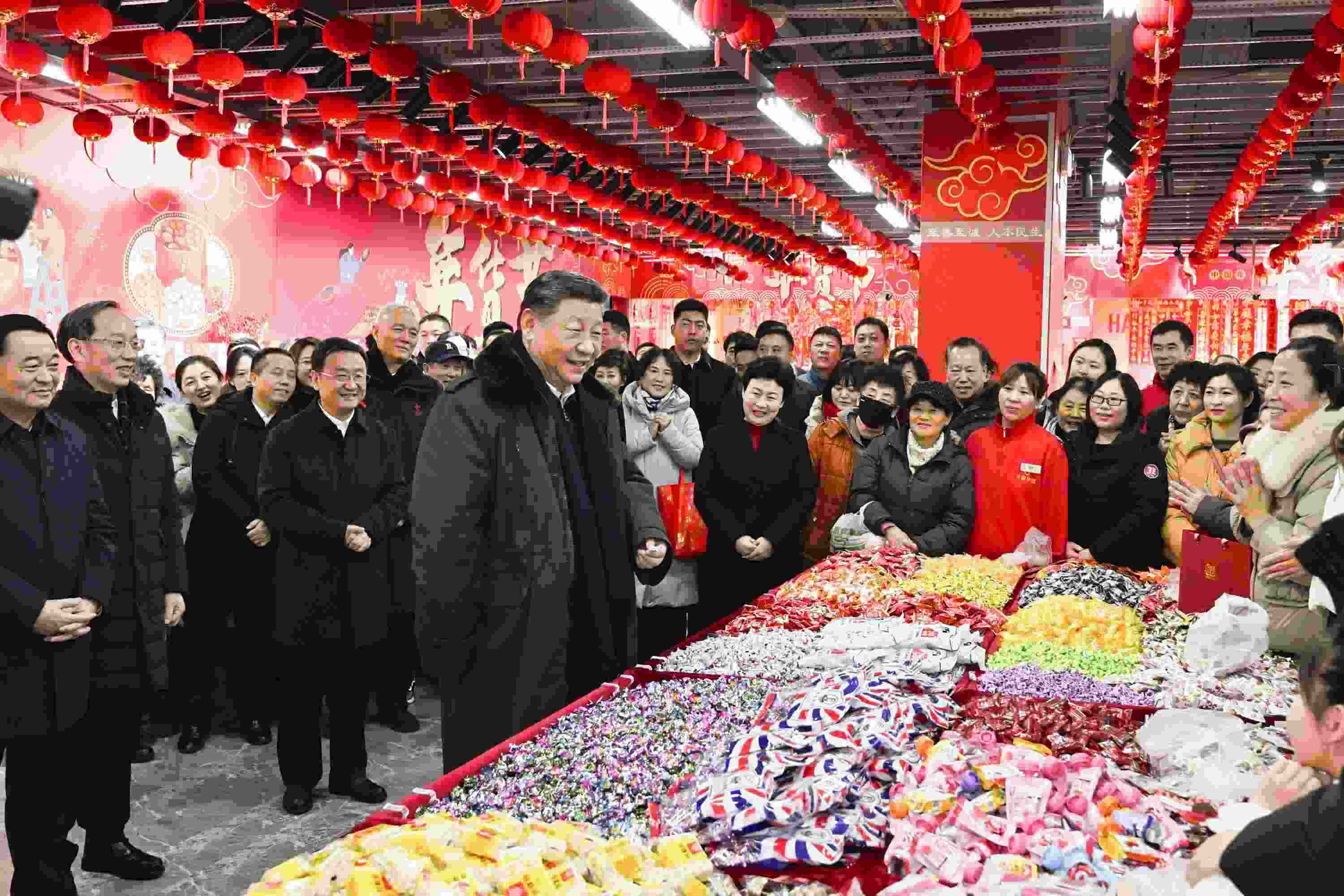 2025年1月23日，習近平總書記在遼寧沈陽大東副食品商場考察時，同店主和顧客親切交流，向大家致以新春祝福。
