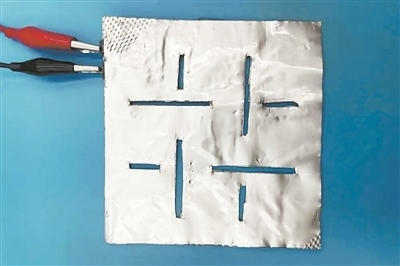 帶有矩形孔的袋式電池。圖片來源：英國《新科學家》雜志網站