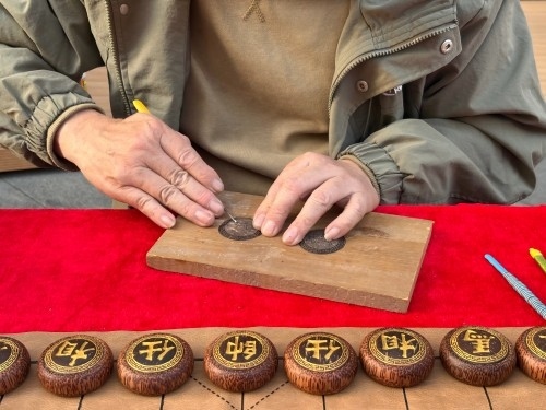 柯秋楓正在雕刻。人民網(wǎng) 陳葉欣攝