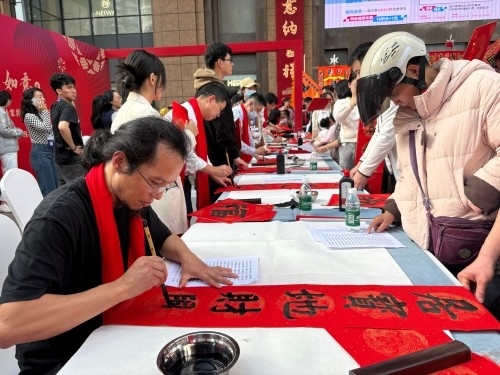 活動(dòng)現(xiàn)場(chǎng)贈(zèng)送春聯(lián)和福字。人民網(wǎng) 陳葉欣攝