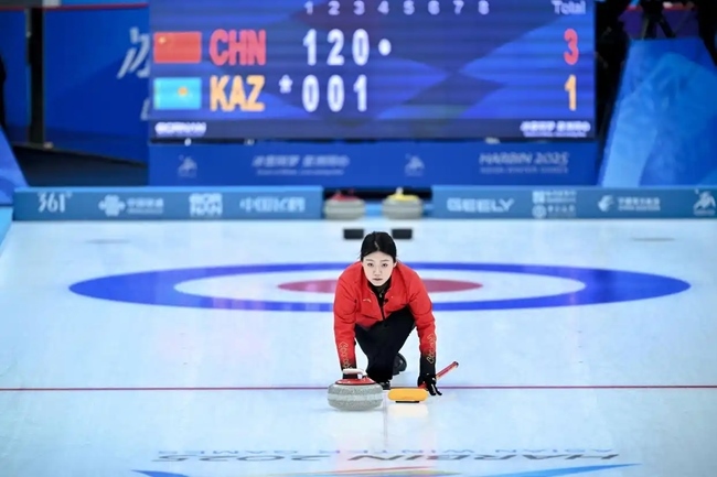 2月4日，中國隊選手韓雨在比賽中擲壺。新華社記者 江漢 攝