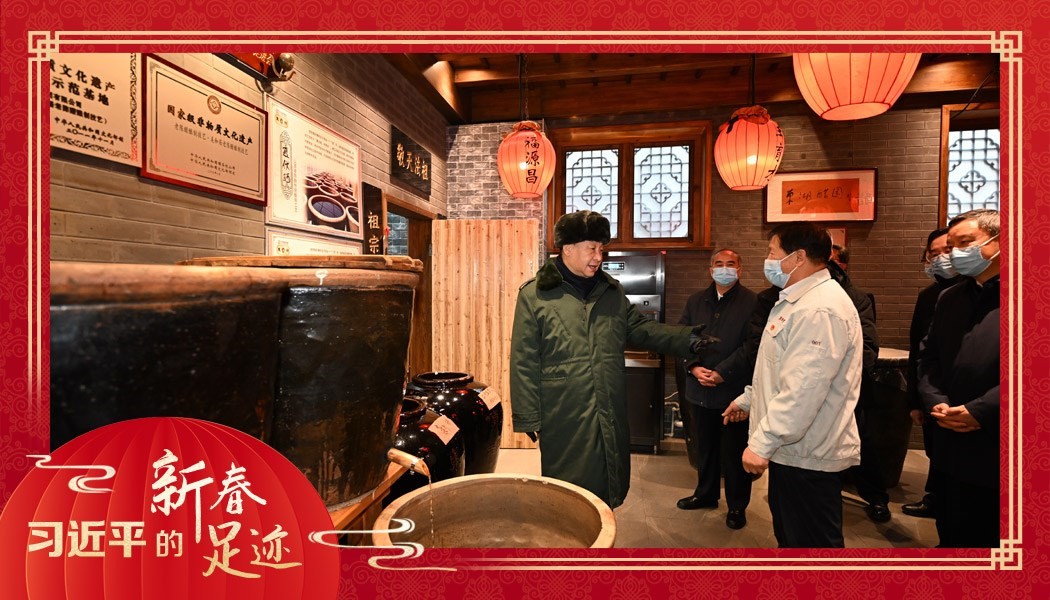 2022年1月27日，習(xí)近平總書記沿街巷察看山西平遙古城風(fēng)貌，走進(jìn)東湖老醋坊，了解當(dāng)?shù)亻_展特色經(jīng)營情況。