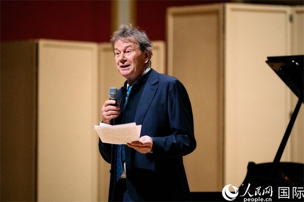 英中了解協(xié)會(huì)會(huì)長(zhǎng)邁克爾·伍德致辭。 楊浩鵬攝