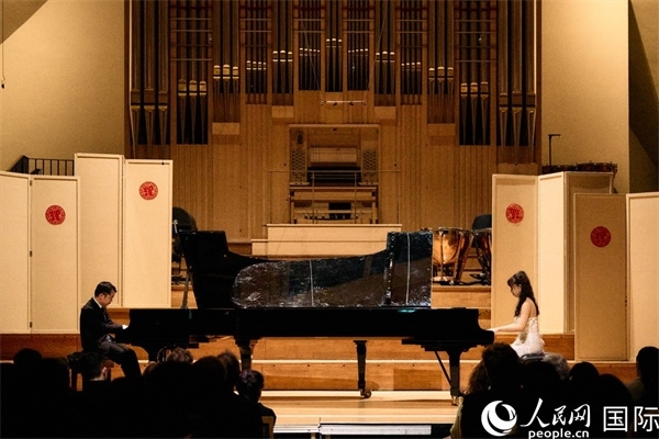 旅英鋼琴家李勁峰和郭鑫弈雙鋼琴“斗琴”。楊浩鵬攝