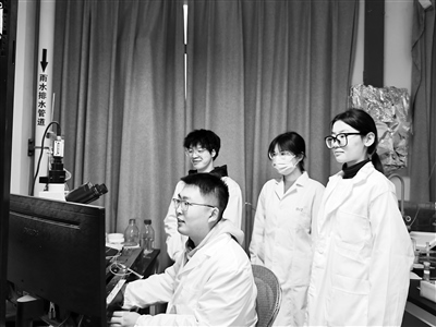 西安交通大學教授王昌河團隊在進行多巴胺分泌電化學檢測。受訪者供圖