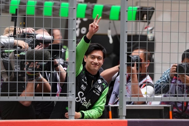 2024年4月19日，索伯車隊(duì)中國車手周冠宇（中）在練習(xí)賽前向觀眾致意。當(dāng)日，F(xiàn)1中國大獎(jiǎng)賽在上海開賽。中國車手周冠宇主場首秀參賽。新華社記者 夏一方攝