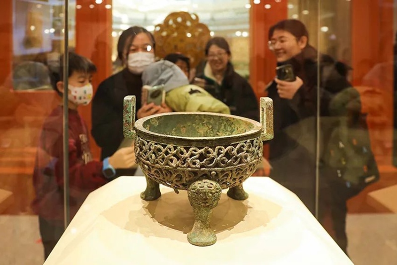“尋蛇——藏在山西博物院里的蛇”展出的蟠蛇紋鏤空鼎。山西博物院供圖