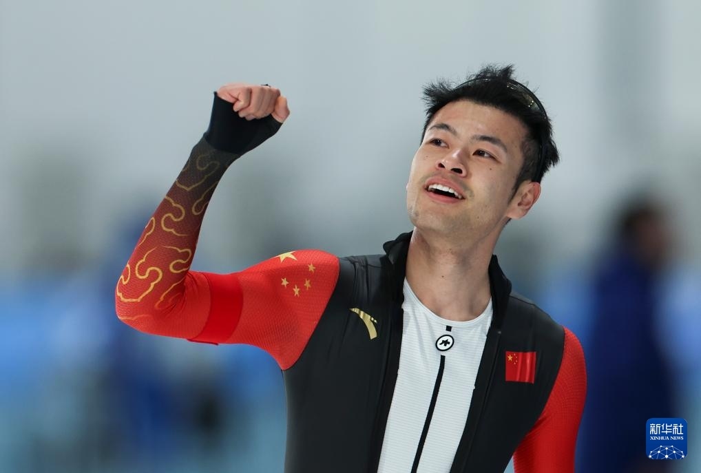 2月8日，寧忠?guī)r慶祝奪冠。新華社記者 王楷焱 攝