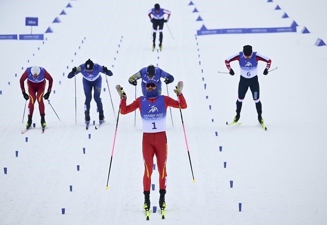 2月8日，王強（中）慶祝奪冠。新華社記者 張龍攝