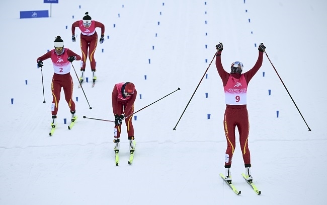 2月8日，李磊（右一）沖過終點后慶祝奪冠。新華社記者 張龍攝