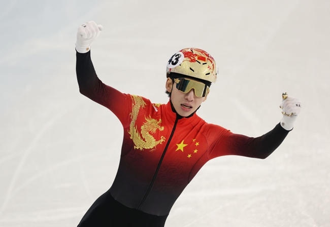 2月8日，林孝埈慶祝奪冠。新華社記者 黃偉 攝