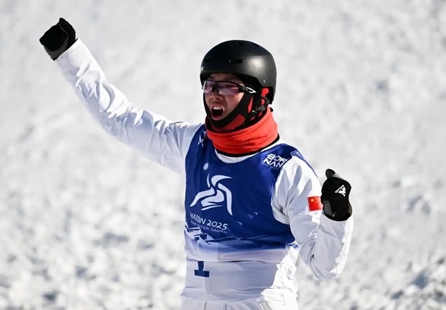 2月9日，李心鵬在比賽后慶祝。新華社記者 夏一方攝