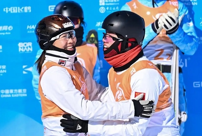 2月10日，中國隊(duì)選手李心鵬（前右）與徐夢桃慶祝。新華社記者 楊晨光攝