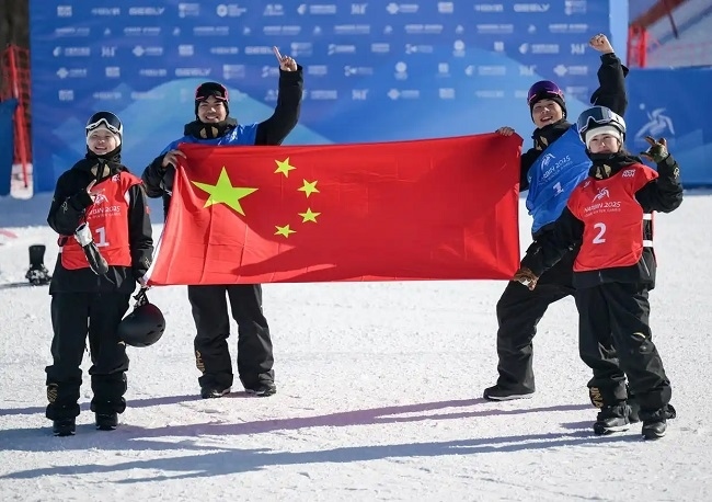 2月10日，中國隊選手張小楠、楊文龍、姜鑫杰與熊詩芮（從左至右）在比賽后慶祝。新華社記者 楊青攝